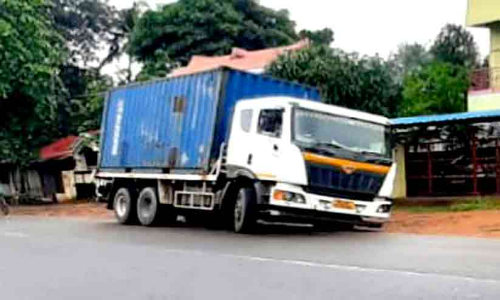 അപകടക്കെണിയായി ദേശീയപാതയിലെ കുഴികൾ അപകടക്കെണിയായി ദേശീയപാതയിലെ കുഴികൾ