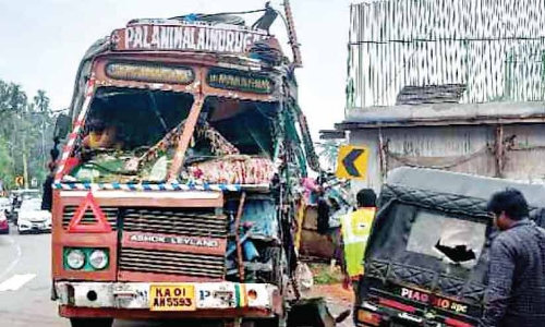 നിർമാണത്തിലുള്ള മേൽപാലത്തിന്റെ തൂണിൽ ചരക്ക് ലോറിയിടിച്ച് വീണ്ടും അപകടം