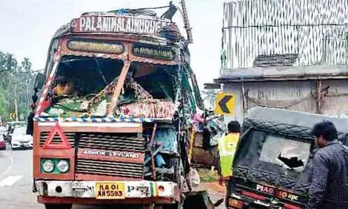 നിർമാണത്തിലുള്ള മേൽപാലത്തിന്റെ തൂണിൽ ചരക്ക് ലോറിയിടിച്ച് വീണ്ടും അപകടം