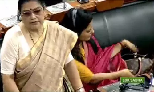 പാർലമെന്‍റിൽ വിലക്കയറ്റം കത്തിക്കയറവെ രണ്ട്​ ലക്ഷത്തിന്‍റെ ബാഗ്​ ഒളിപ്പിച്ച്​ മഹുവ മൊയ്​ത്ര VIDEO