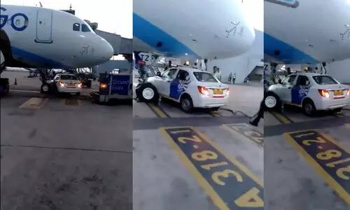 വിമാനത്തിന് ​േബ്ലാക്കിട്ട് മാരുതി കാർ; മൂക്കത്ത് വിരൽ വെച്ച് കാഴ്ചക്കാർ