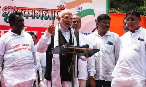 മോദിയുടെ സഹോദരൻ സമരവുമായി ഡൽഹിയിൽ: ജീവിതച്ചെലവ് താങ്ങാനാകുന്നില്ല; അരി, ഗോതമ്പ്, പഞ്ചസാര എന്നിവക്ക് നഷ്ടപരിഹാരം നൽകണം