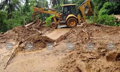 റെഡ് അലർട്ടുള്ള കണ്ണൂരിന് മാത്രം അവധിയില്ല; ഓറഞ്ച് അലർട്ടുള്ളതടക്കം 12 ജില്ലകൾക്ക് അവധി; കണ്ണൂർ കലക്ടർക്ക് പൊങ്കാല