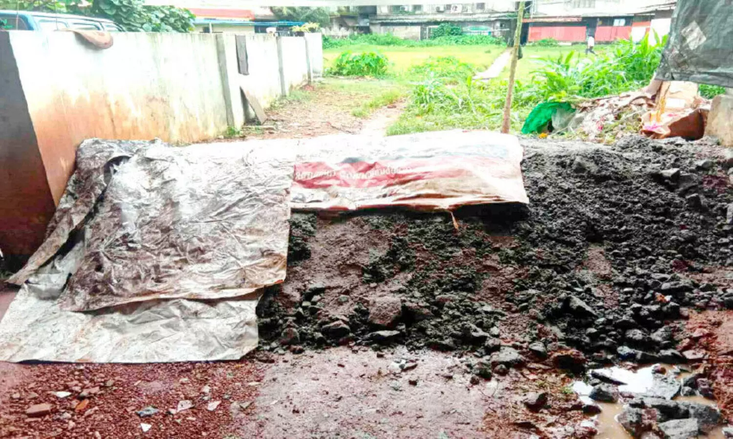 വെള്ളപ്പൊക്കം തടയാൻ വ്യാപാരികൾ ബണ്ട് കെട്ടി