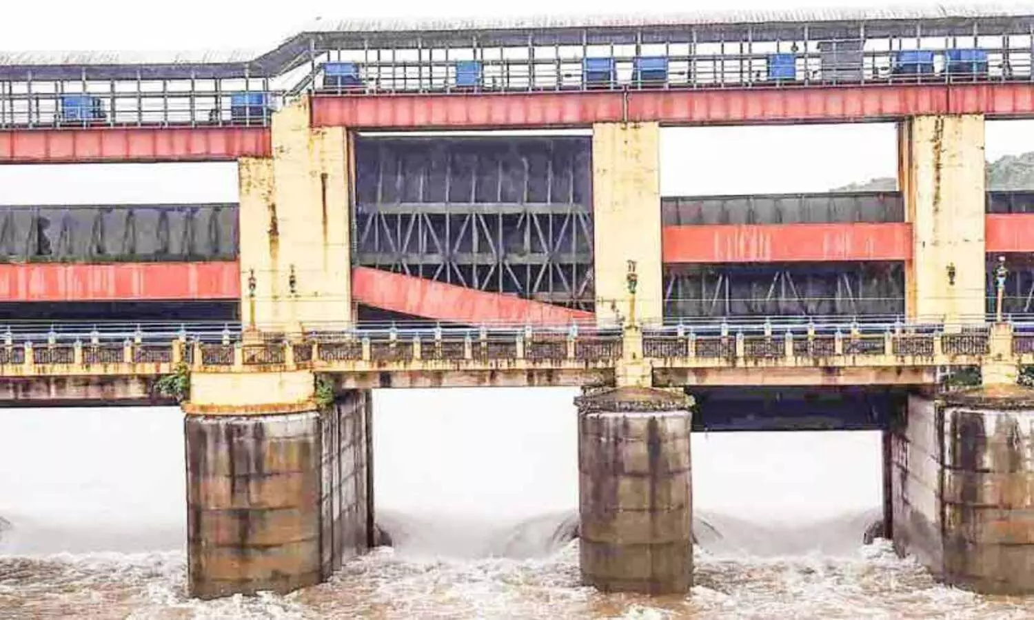 ഭൂതത്താൻകെട്ട് അണക്കെട്ടിൽ ഷട്ടറിന്റെ കൗണ്ടർ വെയ്റ്റ് താഴെ വീണു