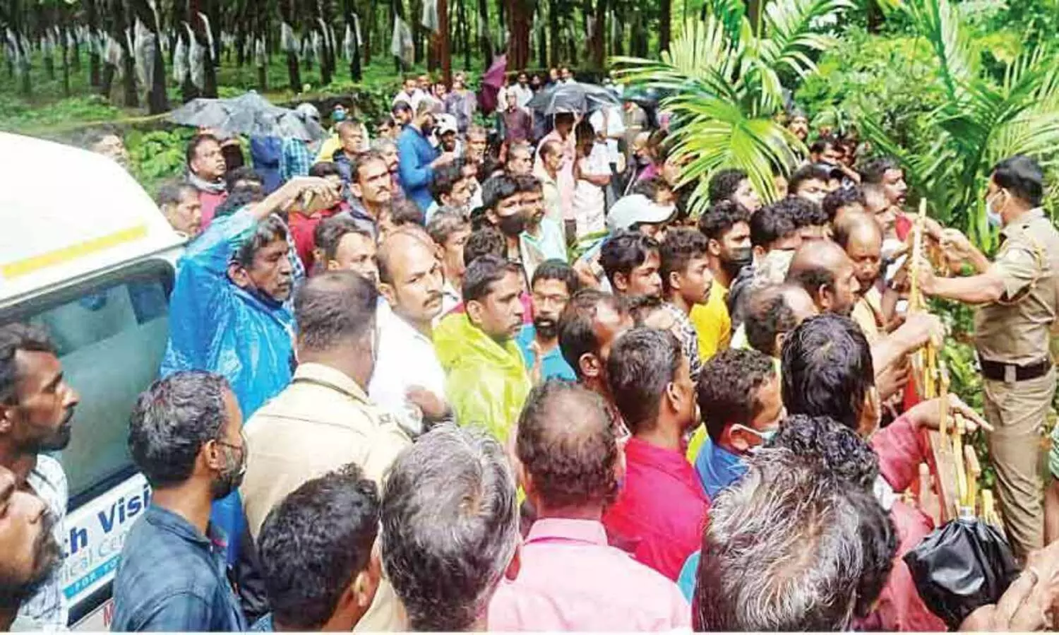 കാട്ടുപന്നി ആക്രമണത്തിൽ മരിച്ച തൊഴിലാളിയുടെ മൃതദേഹവുമായി വനംവകുപ്പ് ഓഫിസിന് മുന്നിൽ പ്രതിഷേധം
