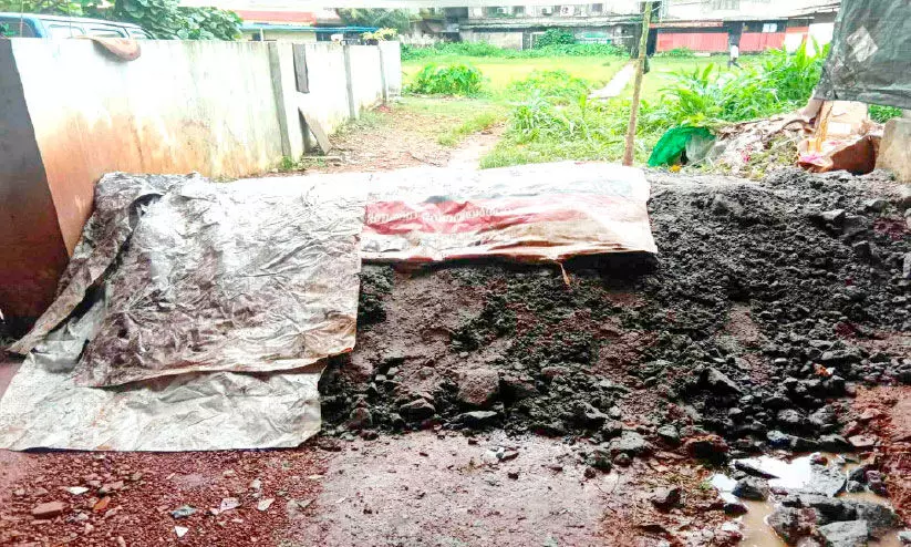 വെള്ളപ്പൊക്കം തടയാൻ വ്യാപാരികൾ ബണ്ട് കെട്ടി