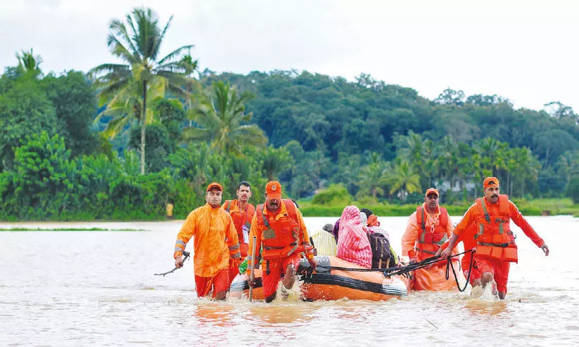 ദുരിതം പെയ്തിറങ്ങുന്നു; ജില്ലയിൽ ഇന്നും നാളെയും അതിജാഗ്രത ദുരിതം പെയ്തിറങ്ങുന്നു; ജില്ലയിൽ ഇന്നും നാളെയും അതിജാഗ്രത