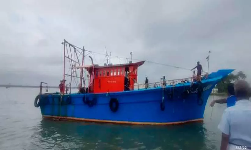 കടലില് അകപ്പെട്ട ബോട്ട് കോസ്റ്റ് ഗാര്ഡ് കരക്കെത്തിച്ചു കടലില് അകപ്പെട്ട ബോട്ട് കോസ്റ്റ് ഗാര്ഡ് കരക്കെത്തിച്ചു