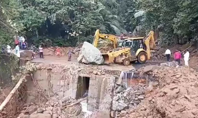 മാനന്തവാടി -നിടുംപൊയിൽ ചുരം റോഡിൽ ഗതാഗതം ഭാഗികമായി പുനഃസ്ഥാപിച്ചു മാനന്തവാടി -നിടുംപൊയിൽ ചുരം റോഡിൽ ഗതാഗതം ഭാഗികമായി പുനഃസ്ഥാപിച്ചു