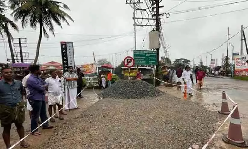 റോഡരികില് രൂപംകൊണ്ട ഗര്ത്തം അടച്ചു; മൂവാറ്റുപുഴയില് ഗതാഗതം ഭാഗികമായി പുനഃസ്ഥാപിച്ചു റോഡരികില് രൂപംകൊണ്ട ഗര്ത്തം അടച്ചു; മൂവാറ്റുപുഴയില് ഗതാഗതം ഭാഗികമായി പുനഃസ്ഥാപിച്ചു