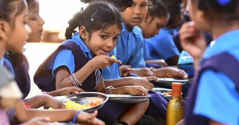 സ്കൂൾ ഉച്ചഭക്ഷണ പദ്ധതിയിൽ നിന്നും 11.4 കോടി തട്ടിയ പ്രിൻസിപ്പൽ അറസ്റ്റിൽ സ്കൂൾ ഉച്ചഭക്ഷണ പദ്ധതിയിൽ നിന്നും 11.4 കോടി തട്ടിയ പ്രിൻസിപ്പൽ അറസ്റ്റിൽ