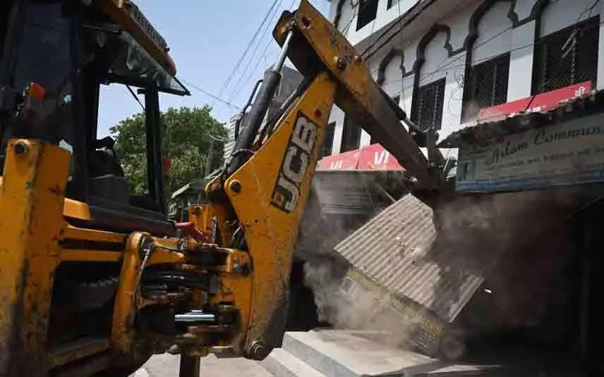 ബുൾഡോസർ കൊണ്ടുവരുന്നതിന് മുമ്പ് മുൻ‌കൂർ നോട്ടീസ് നൽകണം ; ആളുകളെ ഭവനരഹിതരാക്കരുതെന്ന് ഡൽഹി ഹൈക്കോടതി