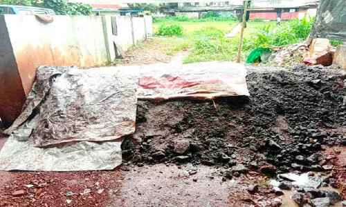 വെള്ളപ്പൊക്കം തടയാൻ വ്യാപാരികൾ ബണ്ട് കെട്ടി