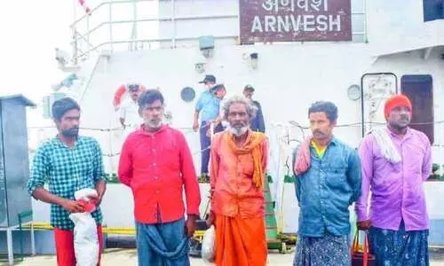 എൻജിൻ തകരാർ; ബോട്ടിലെ തൊഴിലാളികളെ കരക്കെത്തിച്ചു