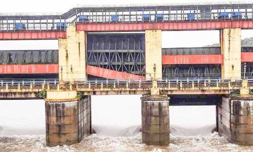 ഭൂതത്താൻകെട്ട് അണക്കെട്ടിൽ ഷട്ടറിന്റെ കൗണ്ടർ വെയ്റ്റ് താഴെ വീണു