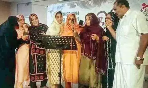 ആരാരും... മനസിൽ...സസസസ...; പൂർവ വിദ്യാർഥി സംഗമത്തിലെ സംഘഗാനം വൈറൽ ആരാരും... മനസിൽ...സസസസ...; പൂർവ വിദ്യാർഥി സംഗമത്തിലെ സംഘഗാനം വൈറൽ