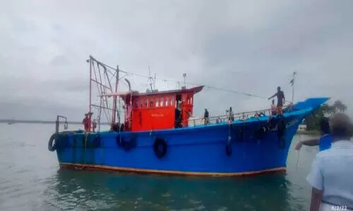 കടലില് അകപ്പെട്ട ബോട്ട് കോസ്റ്റ് ഗാര്ഡ് കരക്കെത്തിച്ചു കടലില് അകപ്പെട്ട ബോട്ട് കോസ്റ്റ് ഗാര്ഡ് കരക്കെത്തിച്ചു