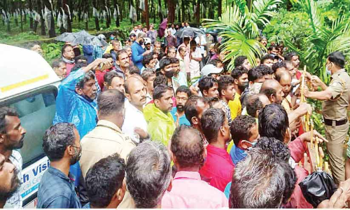 കാട്ടുപന്നി ആക്രമണത്തിൽ മരിച്ച തൊഴിലാളിയുടെ മൃതദേഹവുമായി വനംവകുപ്പ് ഓഫിസിന് മുന്നിൽ പ്രതിഷേധം
