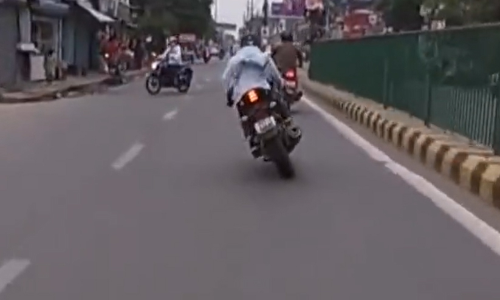 റോഡിലൂടെ ബൈക്കിൽ സാഹസികയാത്ര; പിന്നീടെന്ത് സംഭവിച്ചു, ഉത്തരം ഡൽഹി പൊലീസ് പറയും