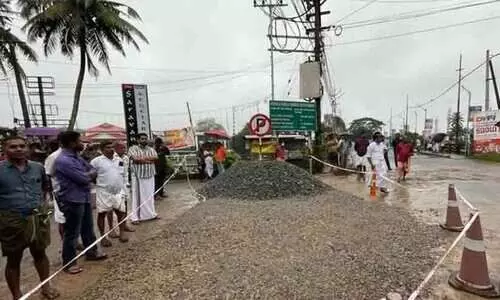 റോഡരികില് രൂപംകൊണ്ട ഗര്ത്തം അടച്ചു; മൂവാറ്റുപുഴയില് ഗതാഗതം ഭാഗികമായി പുനഃസ്ഥാപിച്ചു റോഡരികില് രൂപംകൊണ്ട ഗര്ത്തം അടച്ചു; മൂവാറ്റുപുഴയില് ഗതാഗതം ഭാഗികമായി പുനഃസ്ഥാപിച്ചു