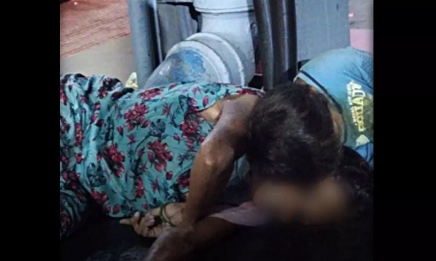 പട്ടിണിയാൽ അമ്മ മരിച്ചതറിയാതെ കവിളോട് ചേർന്നുറങ്ങി കുഞ്ഞ്; കരളലിയിക്കുന്ന ചിത്രം