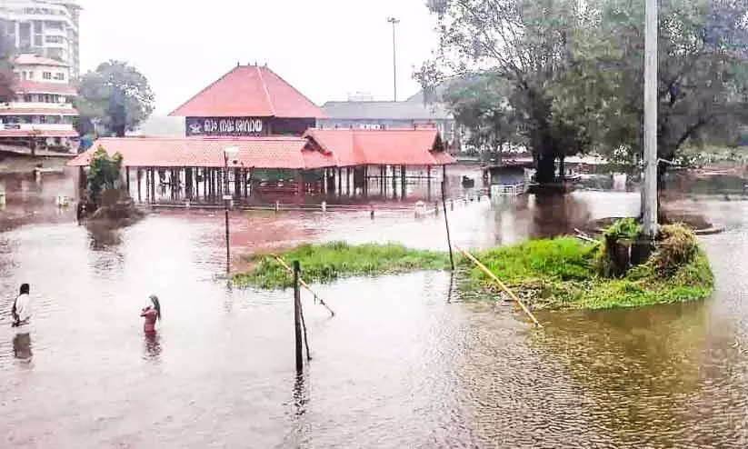 പെരിയാറിൽ ആശ്വാസ പുഴയിറക്കം പെരിയാറിൽ ആശ്വാസ പുഴയിറക്കം