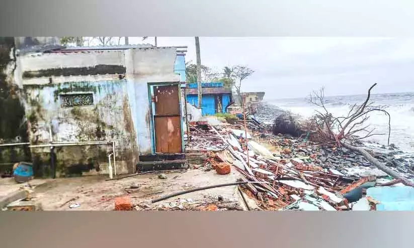 കടൽക്ഷോഭത്തിൽ വീട് തകർന്നു