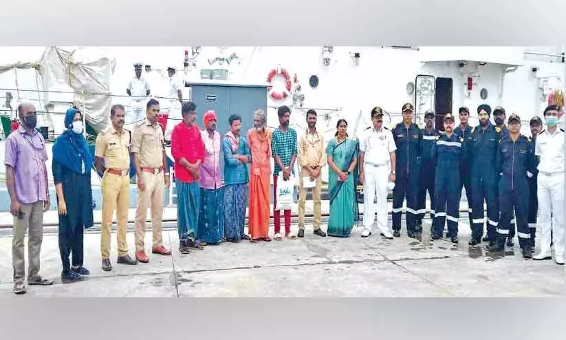 കടലിൽ കുടുങ്ങിയ മത്സ്യത്തൊഴിലാളികളെ കോസ്റ്റ് ഗാർഡ് രക്ഷിച്ചു കടലിൽ കുടുങ്ങിയ മത്സ്യത്തൊഴിലാളികളെ കോസ്റ്റ് ഗാർഡ് രക്ഷിച്ചു