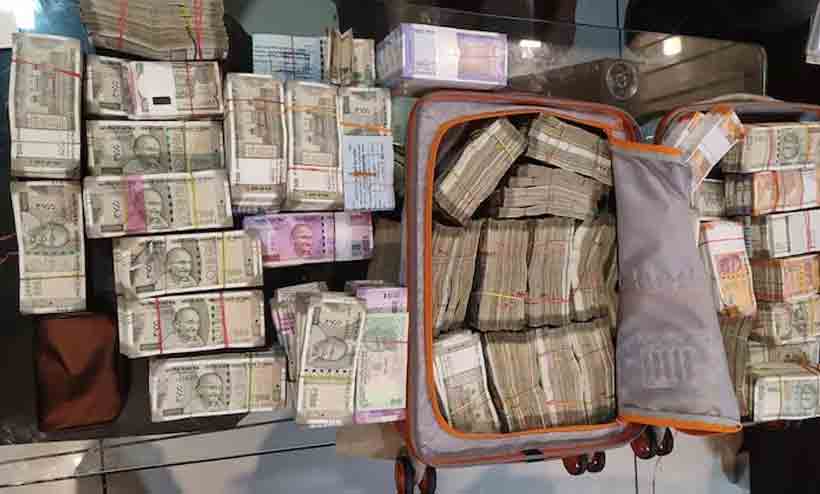 മധ്യപ്രദേശിൽ ക്ലാർക്കിന്റെ വീട്ടിൽ നിന്ന് 85 ലക്ഷം പിടികൂടി; റെയ്ഡിനിടെ വിഷം കഴിച്ച ക്ലാർക്ക് ആശുപത്രിയിൽ മധ്യപ്രദേശിൽ ക്ലാർക്കിന്റെ വീട്ടിൽ നിന്ന് 85 ലക്ഷം പിടികൂടി; റെയ്ഡിനിടെ വിഷം കഴിച്ച ക്ലാർക്ക് ആശുപത്രിയിൽ