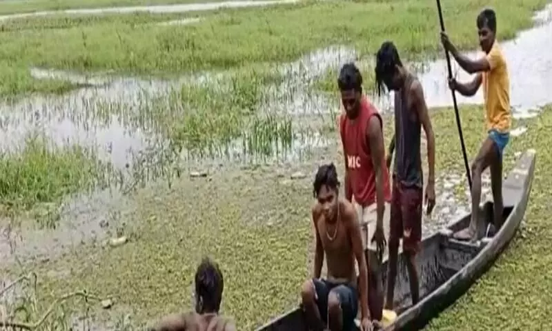 വെള്ളക്കെട്ട്കാ ണാൻ വള്ളത്തിൽ സഞ്ചരിക്കവേ വെള്ളത്തിൽ വീണ വിദ്യാർത്ഥികളെ സാഹസികമായി രക്ഷപ്പെടുത്തി