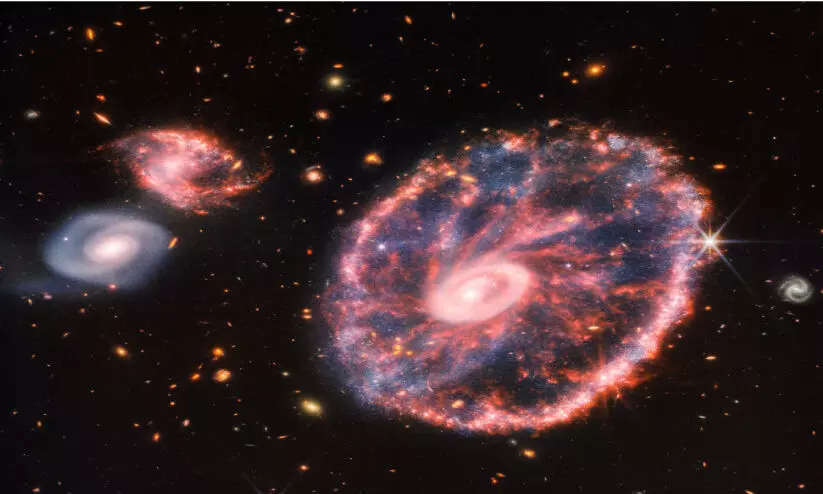 കാർട്ട് വീൽ ഗാലക്സിയുടെ വർണക്കാഴ്ചകൾ പകർത്തി ജെയിംസ് വെബ്