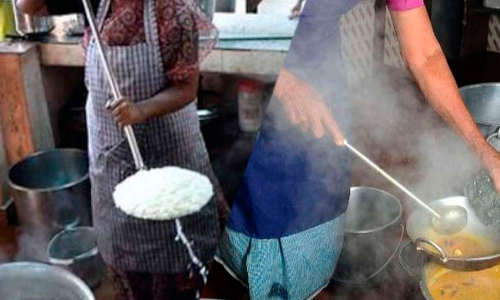 സ്കൂൾ പാചകത്തൊഴിലാളികളുടെ വീട്ടിൽ തീ പുകയുന്നില്ല