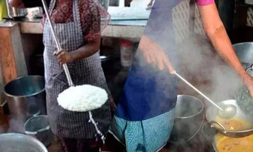 സ്കൂൾ പാചകത്തൊഴിലാളികളുടെ വീട്ടിൽ തീ പുകയുന്നില്ല