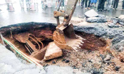 മണിക്കൂറുകൾ നീണ്ട അനിശ്ചിതത്വത്തിനൊടുവിൽ ഗർത്തം അടച്ചു