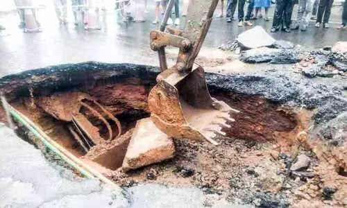 മണിക്കൂറുകൾ നീണ്ട അനിശ്ചിതത്വത്തിനൊടുവിൽ ഗർത്തം അടച്ചു