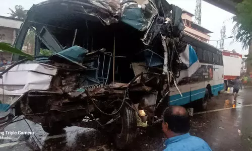 കെ.എസ്.ആർ.ടി.സി. ബസിന് പിന്നിൽ ലോറി ഇടിച്ച് അപകടം ; നിരവധിപേർക്ക് പരിക്ക്