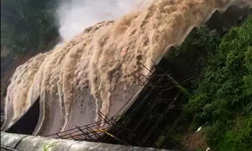 ചാലക്കുടി പുഴയില്‍ ഇനിയും വെള്ളം ഉയരും; പുഴക്കരയിലുള്ളവരെ എത്രയും വേഗം ഒഴിപ്പിക്കണം -കലക്ടര്‍