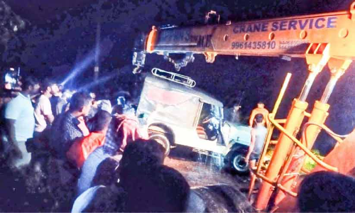 ജീപ്പ് പുഴയിൽ വീണു; യാത്രക്കാർ രക്ഷപ്പെട്ടു