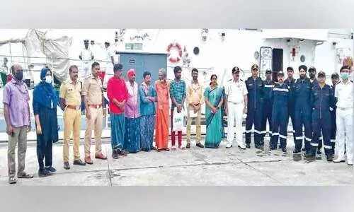 കടലിൽ കുടുങ്ങിയ മത്സ്യത്തൊഴിലാളികളെ കോസ്റ്റ് ഗാർഡ് രക്ഷിച്ചു കടലിൽ കുടുങ്ങിയ മത്സ്യത്തൊഴിലാളികളെ കോസ്റ്റ് ഗാർഡ് രക്ഷിച്ചു