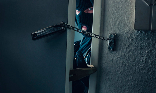 വീട് കുത്തിത്തുറന്ന് 17 പവനും പണവും മോഷ്ടിച്ചു