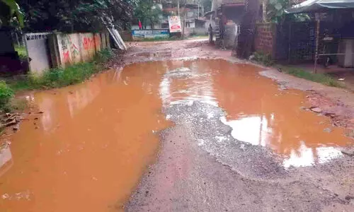 പ്രധാന റോഡുകൾ വെള്ളത്തിൽ; അപകടം പതിവ്