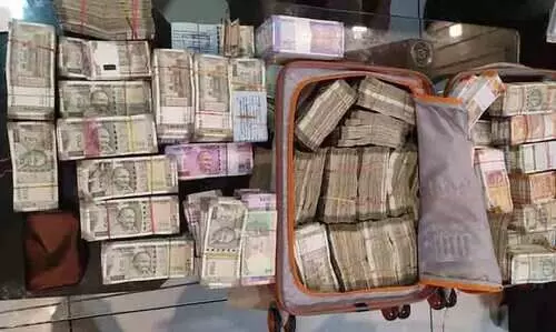 മധ്യപ്രദേശിൽ ക്ലാർക്കിന്റെ വീട്ടിൽ നിന്ന് 85 ലക്ഷം പിടികൂടി; റെയ്ഡിനിടെ വിഷം കഴിച്ച ക്ലാർക്ക് ആശുപത്രിയിൽ