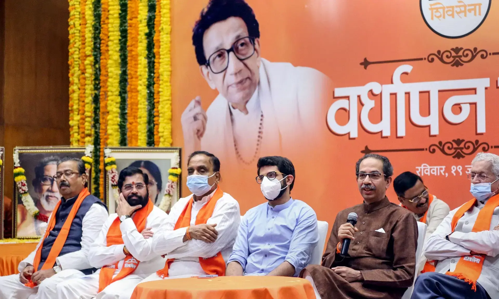 യഥാർഥ ശിവസേന ആരുടേത്? തൽക്കാലം നടപടി വേ​ണ്ടെന്ന് സുപ്രീംകോടതി