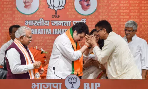 ഹരിയാനയിലെ കോൺഗ്രസ് നേതാവ് കുൽദീപ് ബിഷ്ണോയിയും ഭാര്യയും ബി.ജെ.പിയിൽ