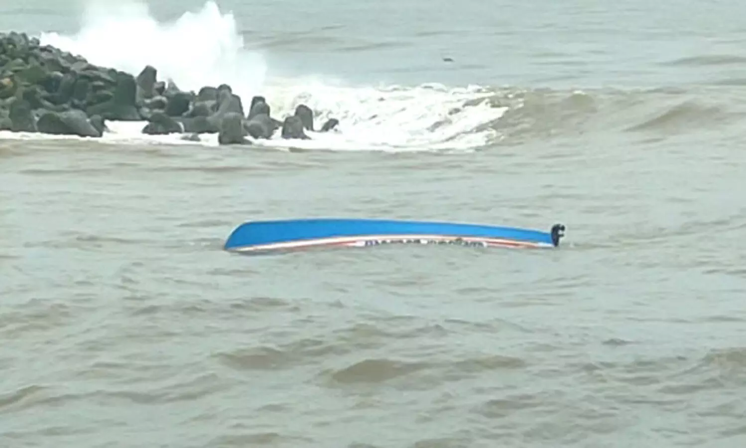 വള്ളം മറിഞ്ഞ് കടലിലായ തൊഴിലാളികളെ രക്ഷപ്പെടുത്തി