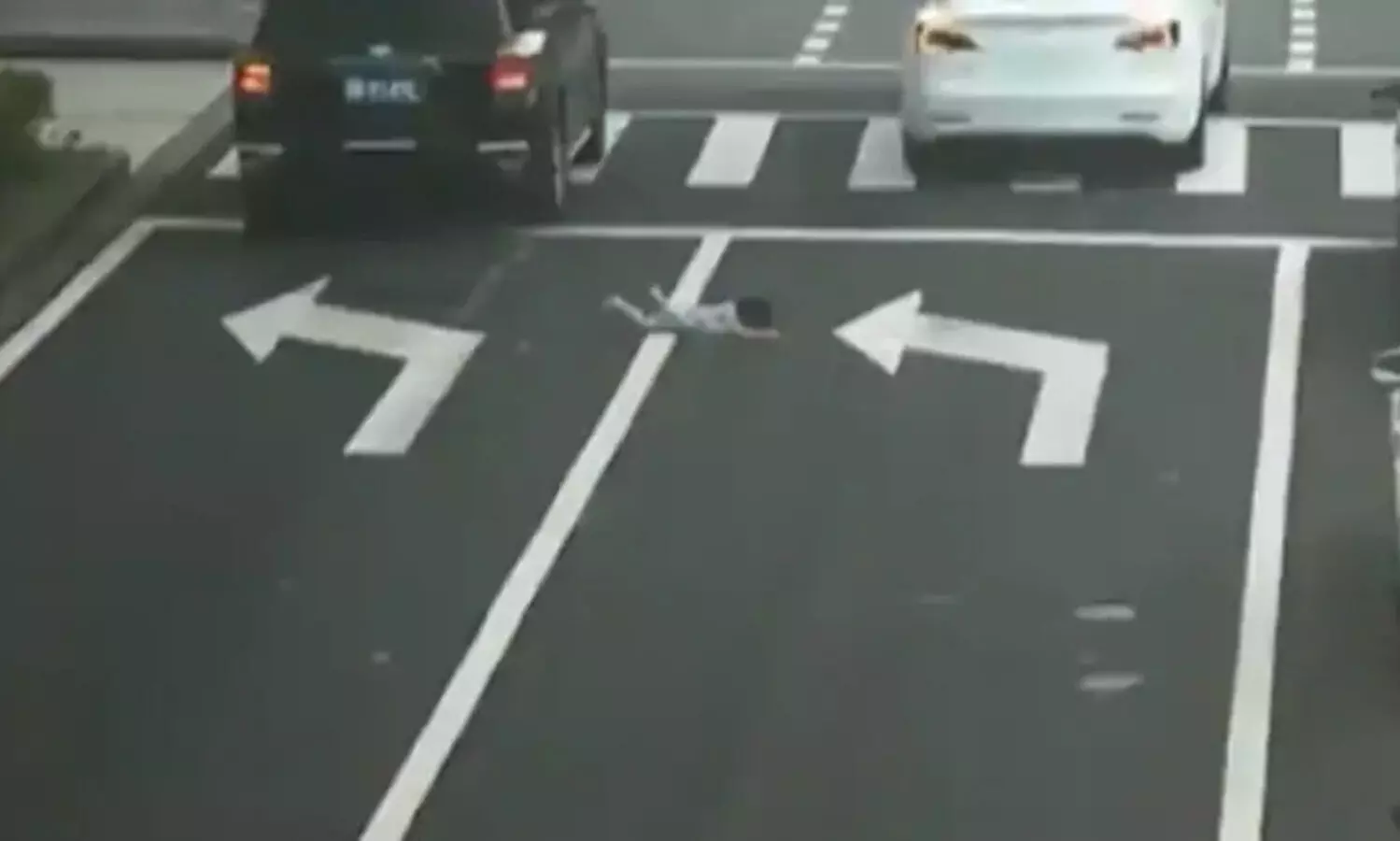 പിഞ്ചുകുഞ്ഞ് നടുറോട്ടിൽ വീണിട്ടും കാർ നിർത്താതെ പോയി; ഞെട്ടിക്കുന്ന ദൃശ്യം