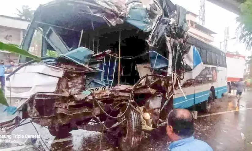 കെ.എസ്.ആർ.ടി.സി ബസിന് പിന്നിൽ ലോറിയിടിച്ച് നിരവധി യാത്രക്കാർക്ക് പരിക്ക് കെ.എസ്.ആർ.ടി.സി ബസിന് പിന്നിൽ ലോറിയിടിച്ച് നിരവധി യാത്രക്കാർക്ക് പരിക്ക്