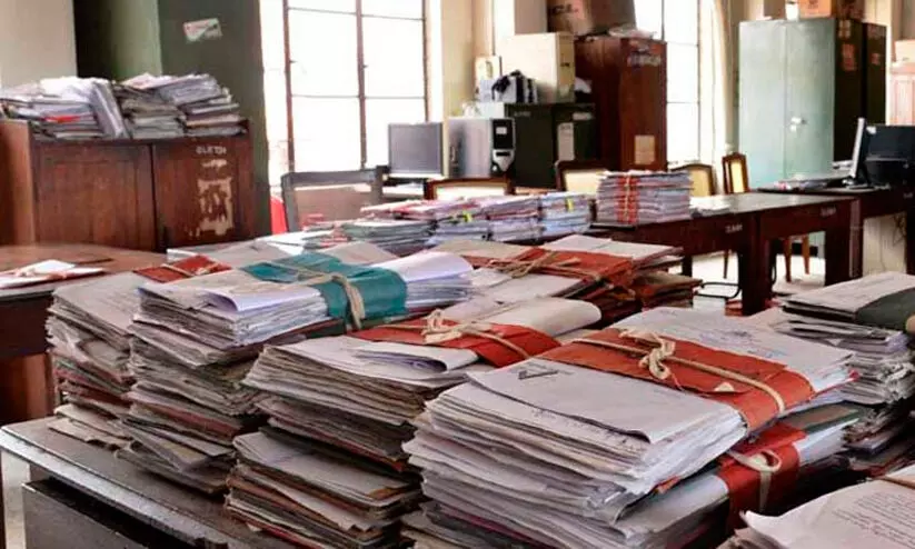 ജില്ലയിൽ തീർപ്പാക്കാൻ റവന്യൂ വകുപ്പിൽ 1.5 ലക്ഷത്തോളം ഫയലുകൾ ജില്ലയിൽ തീർപ്പാക്കാൻ റവന്യൂ വകുപ്പിൽ 1.5 ലക്ഷത്തോളം ഫയലുകൾ