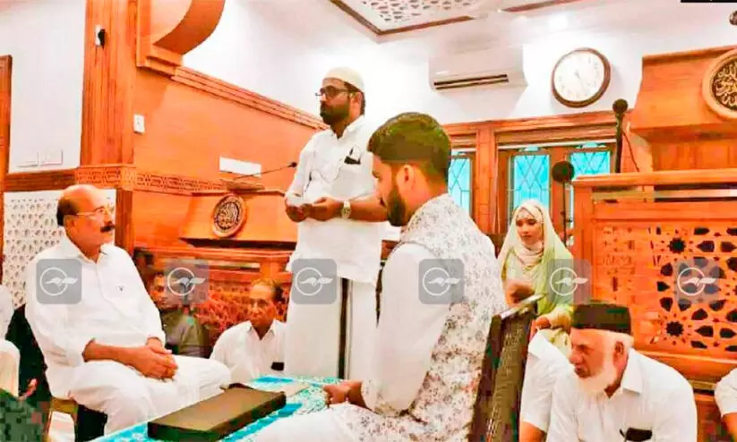 നിക്കാഹിന് വധുവിനെ പള്ളിയിൽ പ്രവേശിപ്പിച്ചതിനെ അംഗീകരിക്കുന്നില്ലെന്ന് മഹല്ല് കമ്മിറ്റി നിക്കാഹിന് വധുവിനെ പള്ളിയിൽ പ്രവേശിപ്പിച്ചതിനെ അംഗീകരിക്കുന്നില്ലെന്ന് മഹല്ല് കമ്മിറ്റി